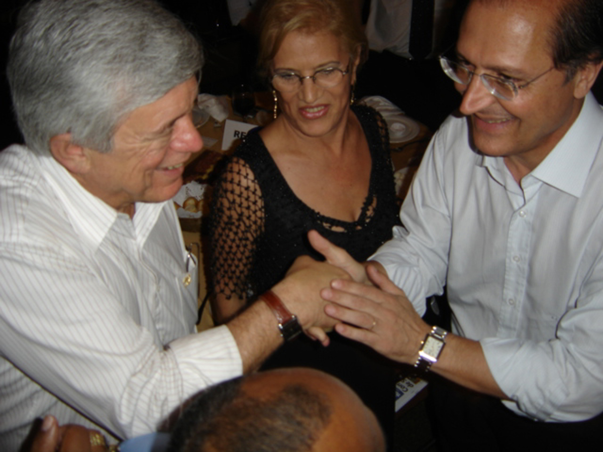 Deputado Milton Flvio cumprimenta o governador Geraldo Alckmin<a style='float:right;color:#ccc' href='https://www3.al.sp.gov.br/repositorio/noticia/03-2008/festa de aniversario do PSDB 010.jpg' target=_blank><i class='bi bi-zoom-in'></i> Clique para ver a imagem </a>